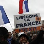 «Французы не позволят себя оскорблять»: на улицы вышли свыше 100 тысяч человек