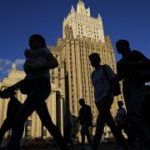 СМИ: Россия вывозит семьи дипломатов из Киева и Львова