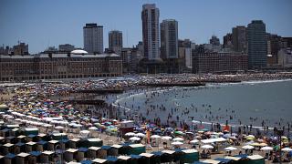 На пляжах Мар-дель-Платы десятки тысяч отдыхающих согласны заразиться