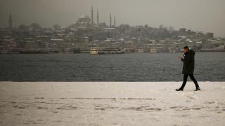 Стамбул парализовала метель